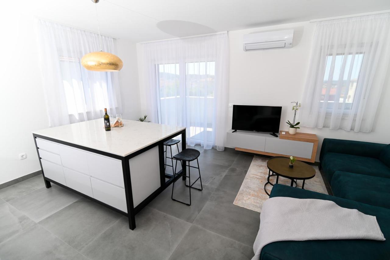 Apartment Laura, Free Parking, Balcony, 4 Ppl Трогир Экстерьер фото