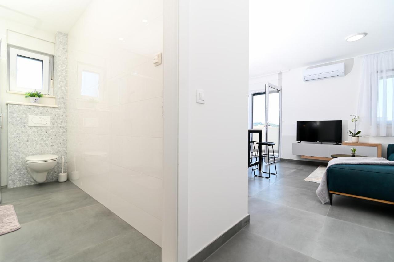 Apartment Laura, Free Parking, Balcony, 4 Ppl Трогир Экстерьер фото